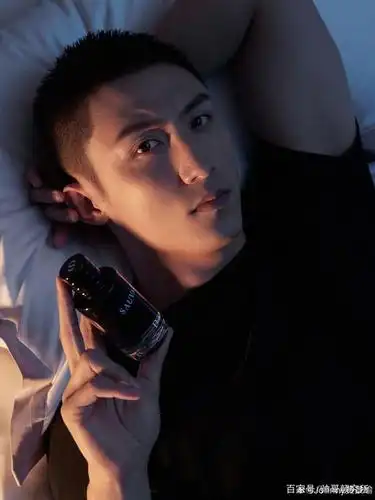 黄景瑜最新寸头造型完美诠释行走的荷尔蒙