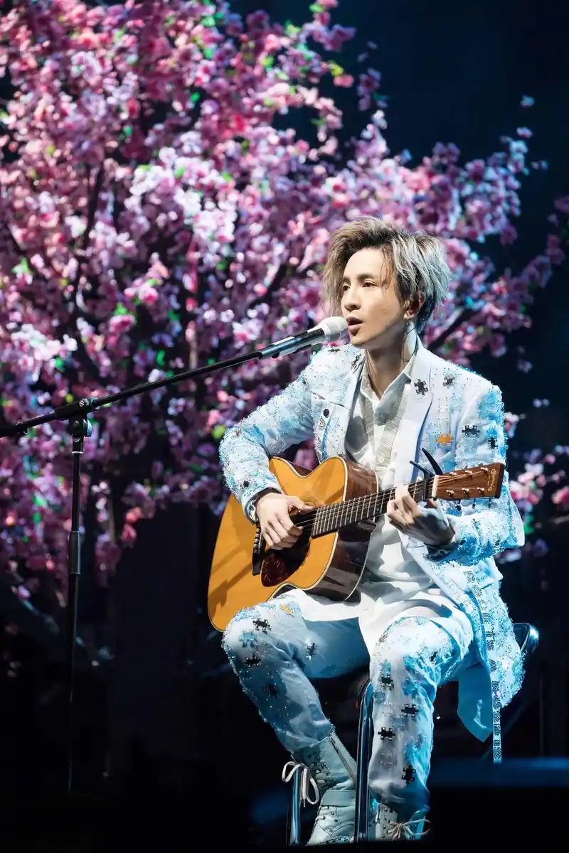 薛之谦昆明开唱火力全开舞蹈剧情寓意深刻