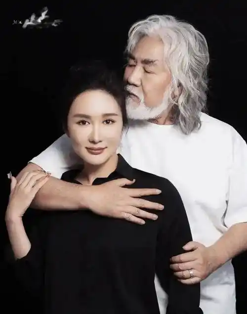 73岁导演张纪中再当爸,42岁妻子杜星霖官宣怀四胎_老哥_声音_网友