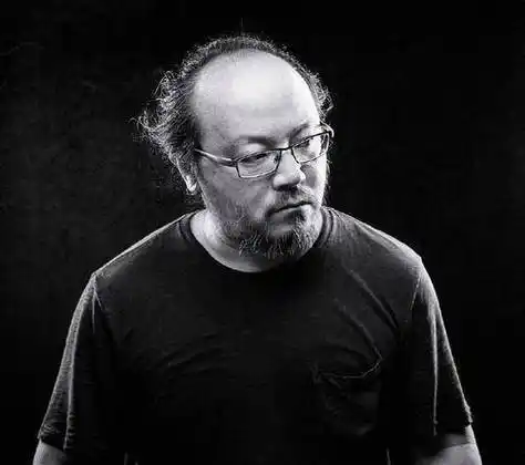 仔细翻看这些年窦唯的照片,不难