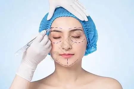 女性整容整形眼部术前画线图片素材