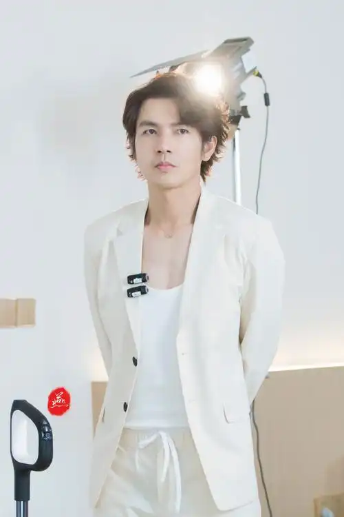 钟汉良超话#钟汉良代言tineco添可#  前天直播的大漂亮每张图都是尽力