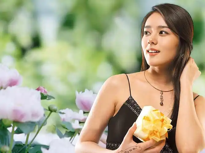 p>韩佳人(han ga in),本名"金贤珠",1982年2月25日出生于韩国首尔市