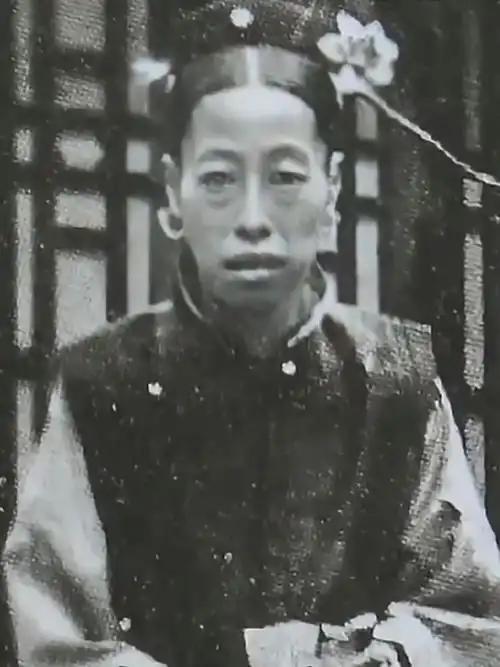1912年,紫禁城御花园中隆裕皇太后一张老照片,揭示她的真实状态