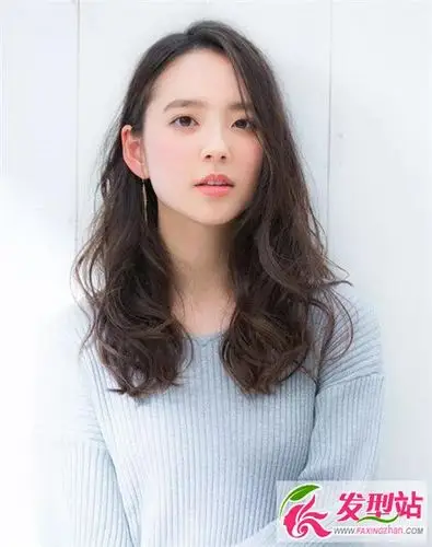 方脸适合的卷发 日系卷修饰温柔_发型站_最新流行发型设计发型图片与