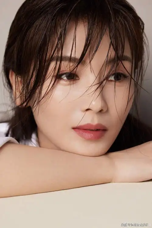 43岁刘涛生日晒湿发美照,白衬衫诠释优雅气质,自信的样子真美