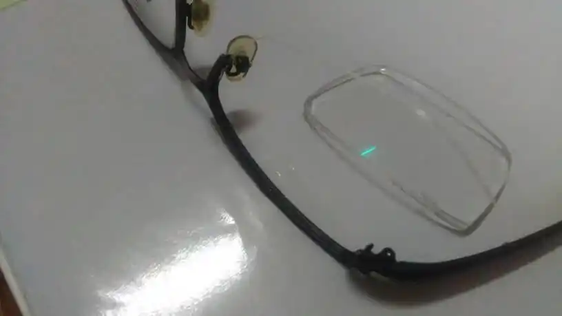 这种情况怎么办,压了一下眼镜,镜片掉了下来,还有塑料丝状的东西,去修