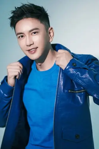 王仁君皮衣写真曝光 静谧蓝色尽显纯粹本真