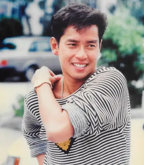 "乐坛校长"谭咏麟在80年代香港红极一时,是乐坛的领军人物.