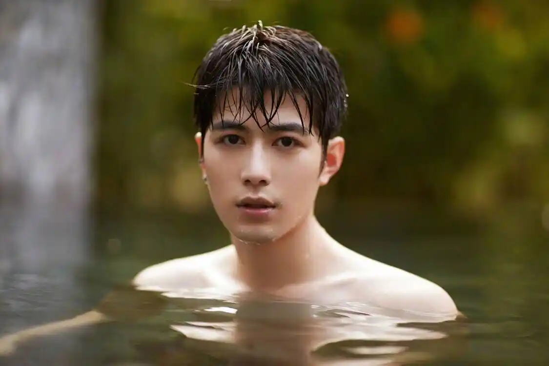 陈学冬晒照秀腹肌,当粉丝为他p上衣服后,画风突变