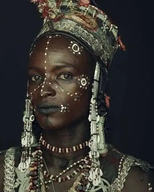 非洲沃达贝部落:在这里女尊男卑,男人要浓妆艳抹讨好女性