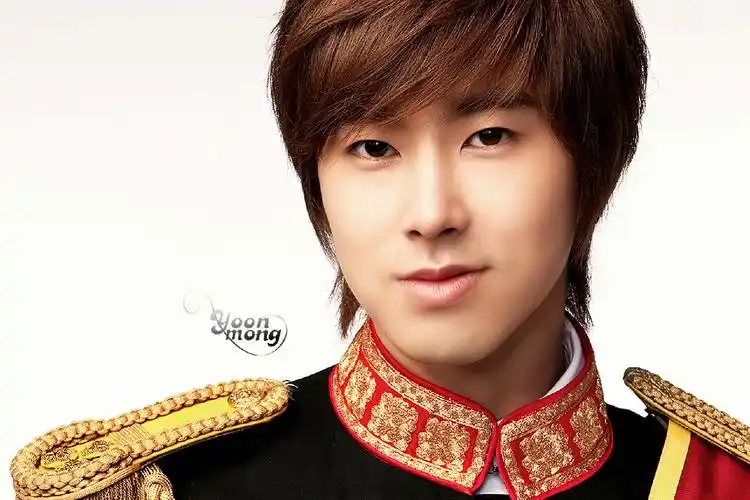 求东方神起的照片~!要宽一点的.0 0拿去制作拼图的.