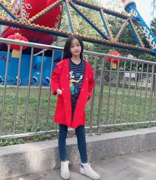 赵薇女儿小四月十岁长这样,网友:穿着朴素却美的像仙女