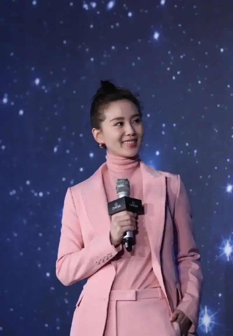 刘诗诗粉红色西服配高领衬衫,满身都是女神范