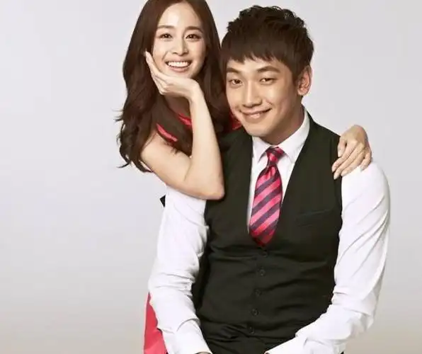 rain和妻子牵手出街39岁金泰熙怀二胎浮肿发福美貌下降