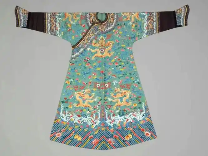 清代帝后吉服又称"彩服","花衣",一般会根据不