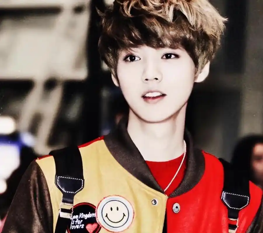 34岁鹿晗带货引热议,脸肿成"老嫂子",网友:撞脸65岁刘雪华