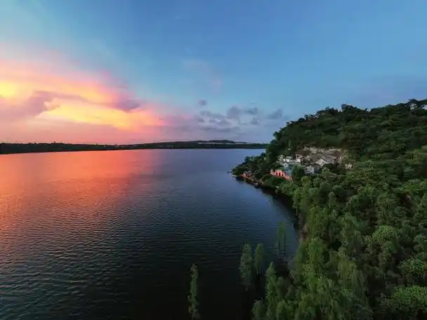 湛江湖光岩风景区位于广东省湛江市,以其秀丽的山水风光,壮丽的岩石