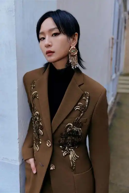 周笔畅金色穿搭