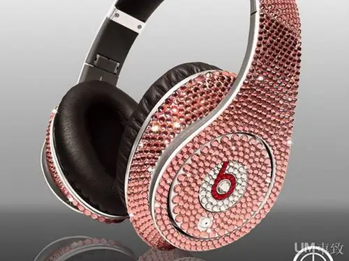 推出一款镶嵌暗红色施华洛世奇水晶的头戴式耳机,时尚女性轻逸俪人们