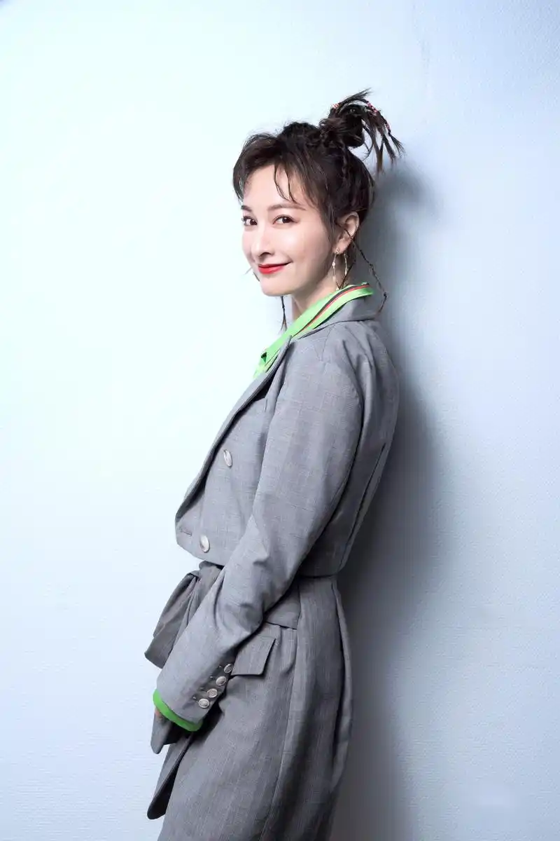 吴昕一身灰色西装套装,搭配亮绿色条纹衬衫,为《脱口秀大会》半决赛的