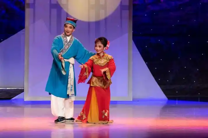 江西地方戏曲黄梅戏(黄梅戏是江西省的地方戏)