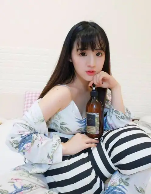 fir阿沁小14岁嫩妻二胎后耳朵中度损伤:很怕听不到孩子喊我妈妈