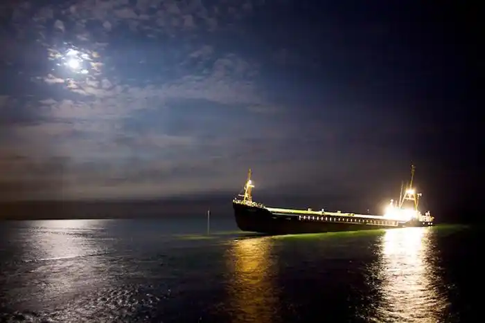 夜间使用光圈优先模式拍摄海上船只