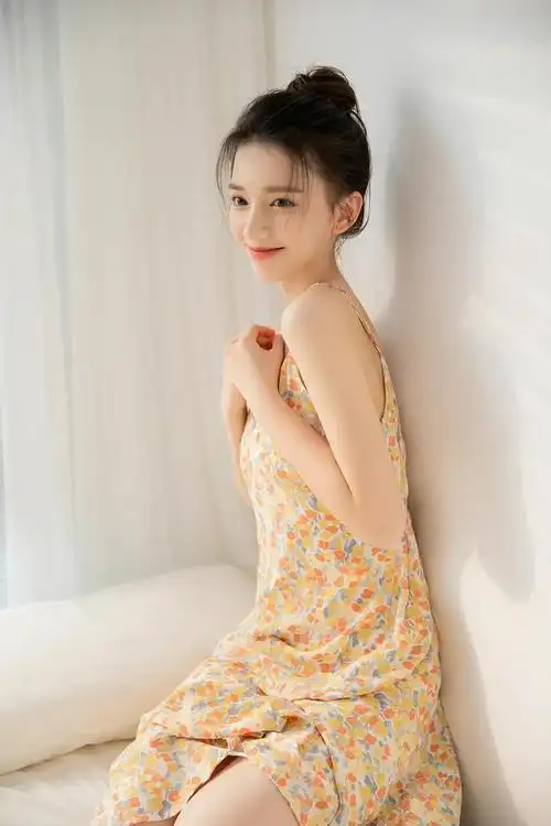 一组春日花仙子大片姑娘身穿印花连衣裙气质清纯长相甜美