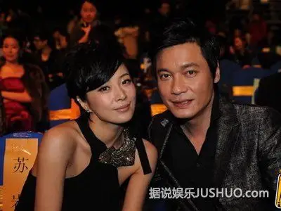 罗嘉良晒与老婆恩爱照 深夜对饮红酒显浪漫