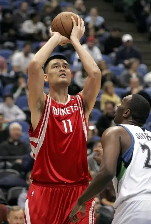 图文:[nba]火箭胜森林狼 姚明比赛中投篮