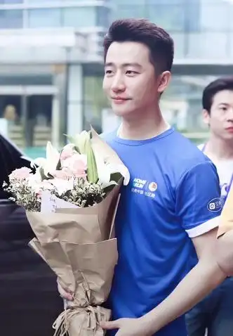 不仅古装片,在现代戏中,黄轩那一双小胖手也是"美"得辣眼睛!有网友甚