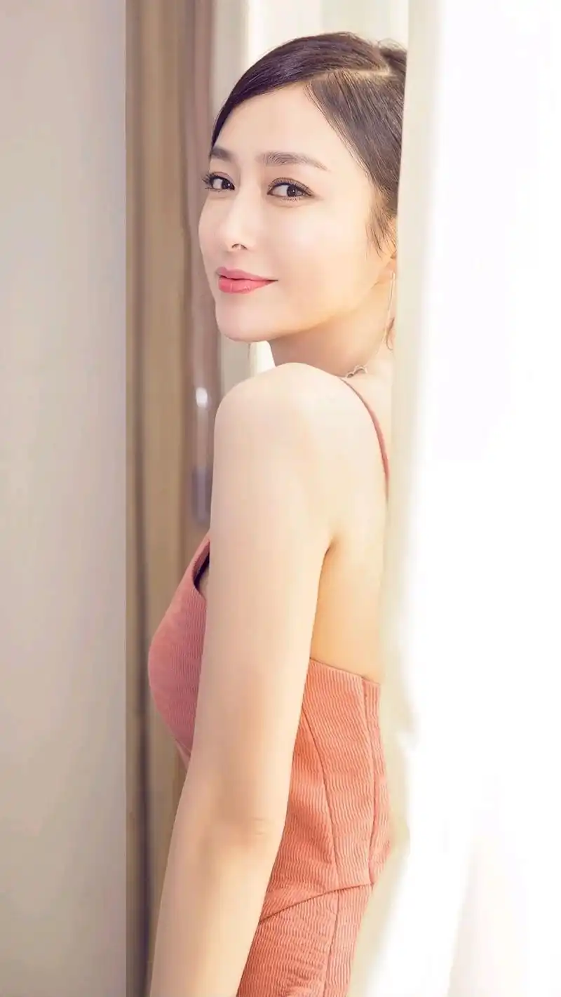 气质女神秦岚身姿卓越,美得像二十岁的少女