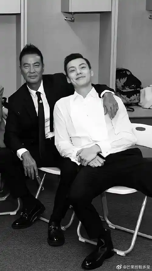 陈伟霆晒后台氛围感合照