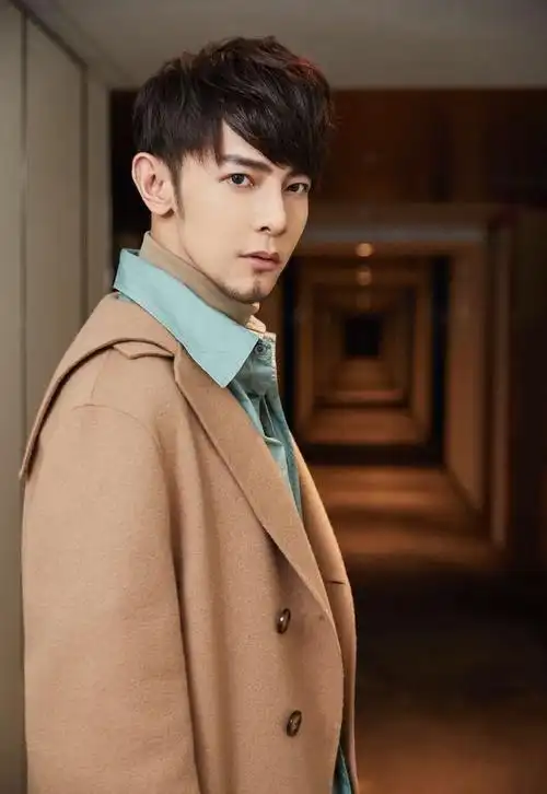 羊绒大衣搭配衬衫加短裤,是冷还是热都挡不住帅气_汪东城_进行_色调