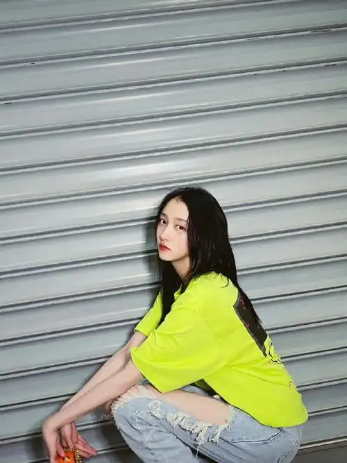 关晓彤穿搭造型分享,糖果色穿搭亮眼且个性,果绿色短袖搭配破洞牛仔裤