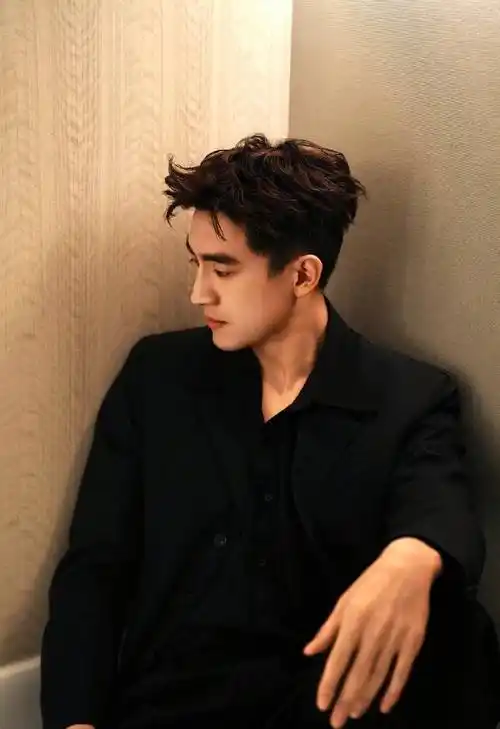 林更新穿正装好显贵啊!浑身的荷尔蒙气息,哪怕一个侧脸都是绝杀_身姿_