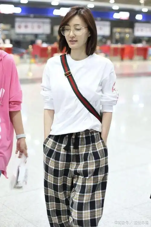 王丽坤,妆发:锁骨发,lob头,黄发,偏分.上装:卫衣,白色.