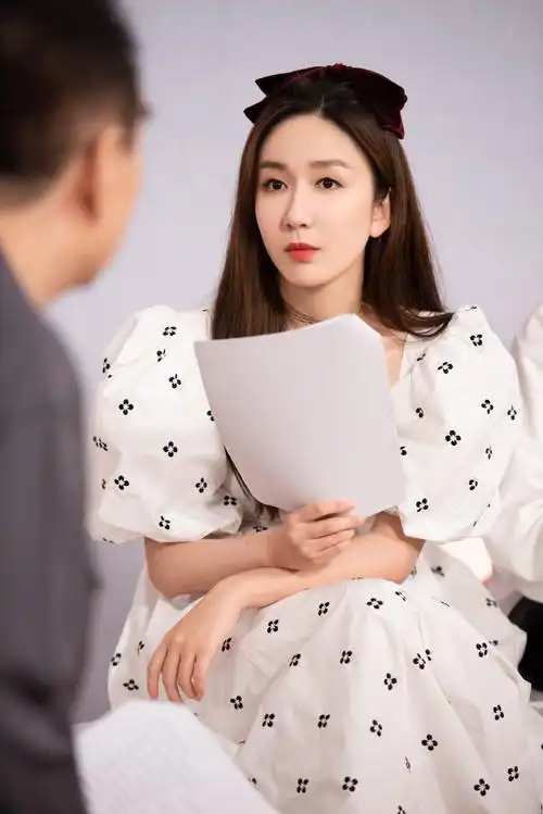 娄艺潇印花白裙性感写真图片