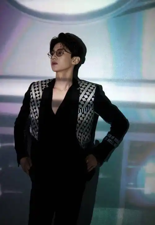 王嘉尔太撩人,李栋旭太诱惑_西装_时尚_张哲瀚