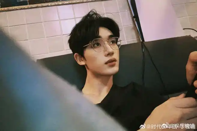 丁程鑫病娇感#丁程鑫最新营业,小丁这病娇感好绝啊,金丝眼镜太鲨我了