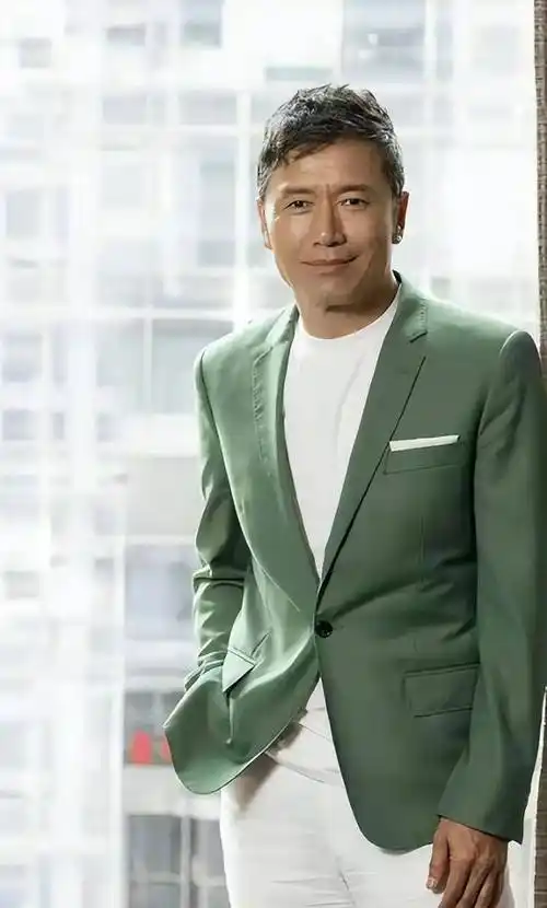 苗侨伟结婚真是太幸福了!穿着风衣白发,戚美珍穿西装一点也不显老