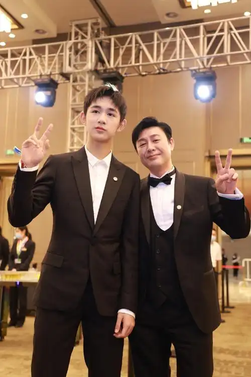 张颂文晒与荣梓杉合照身高被反超献上隐秘的角落回忆杀