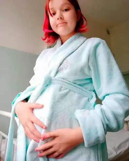 俄罗斯13岁女孩声称怀了其10岁男朋友的孩子,但其实另有隐情|怀孕