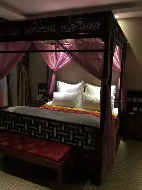 最后就是卧室了,卧室里最吸引我的就是这个在古装剧里常见的四方红木