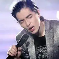 拿着麦克风的头像_微信头像图片大全