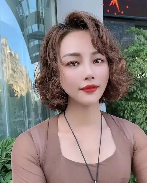 前额也可以裁剪一个说刘海整体烫一烫,这样出来的效果即减龄又洋气,40