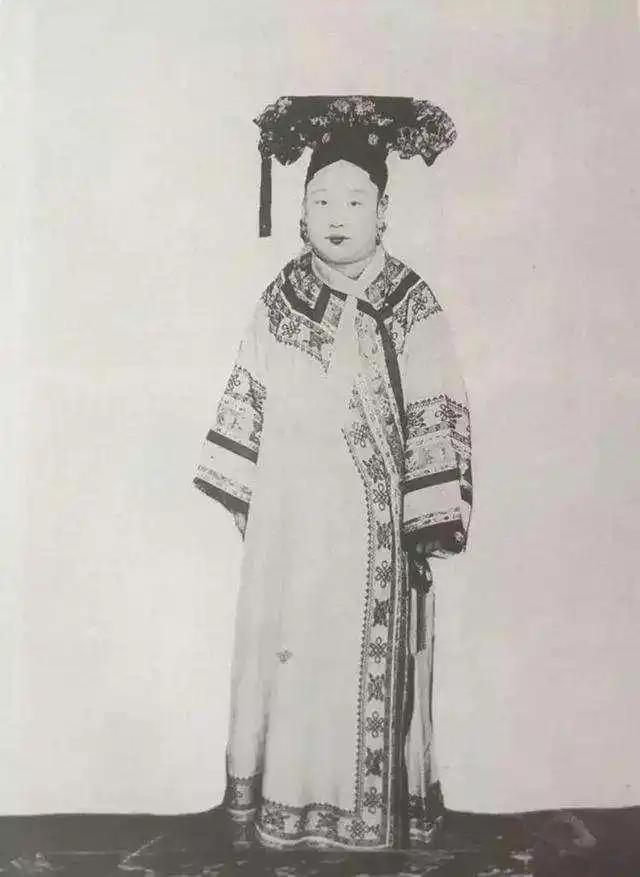 其一就是慈禧太后的原因,其二也是最重要的一个因素,裕隆皇后的长相并