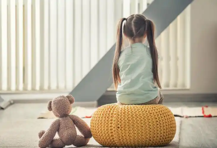 孤独的小女孩与泰迪熊在家里烦躁恼火烦躁自闭症日