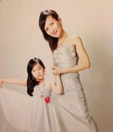 冯小刚徐帆养女瘦成小鸟腿,唇形酷似小钢炮